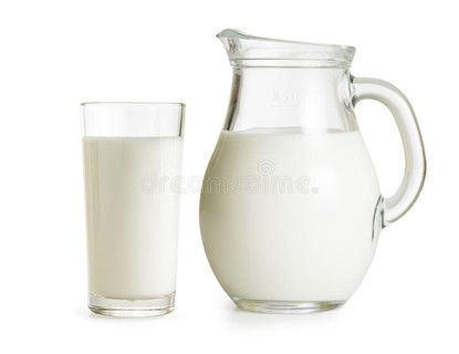 牛奶罐和玻璃杯