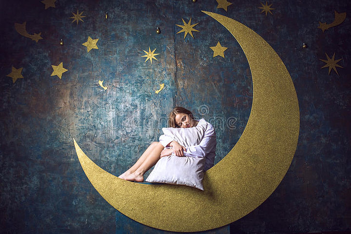 睡在月亮上的女孩