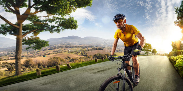 自行车骑手循环采用村民小山自然风景.路采用英语字母表的第13个字母