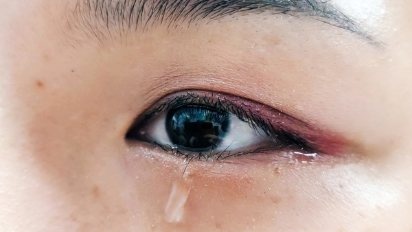 4k女孩眼睛眼泪流泪眼眸泪痕哭泣伤心视频