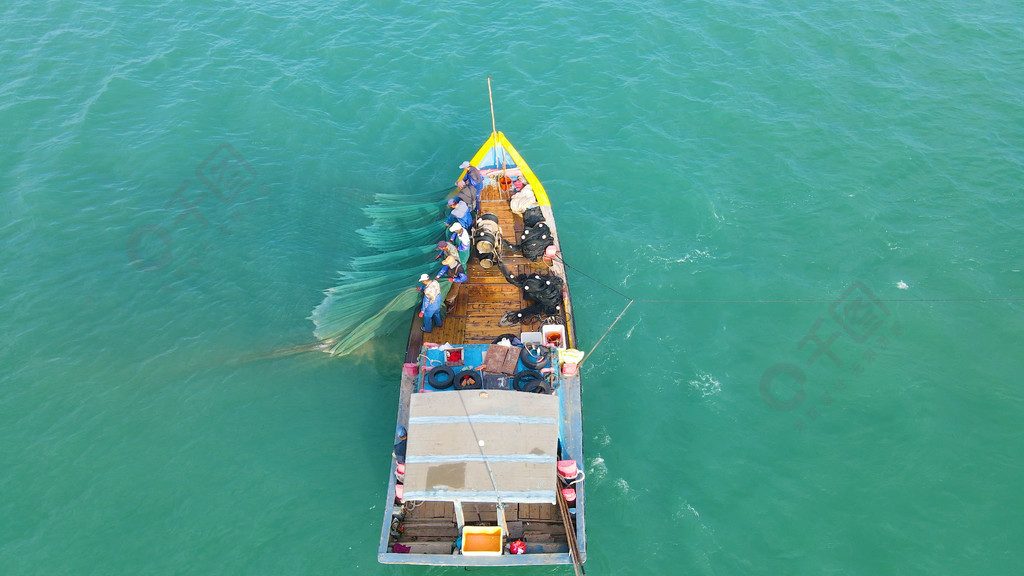 4k航拍海上漁船漁夫打魚撒網漁業實拍視頻免費下載_mp4格式_3840像素