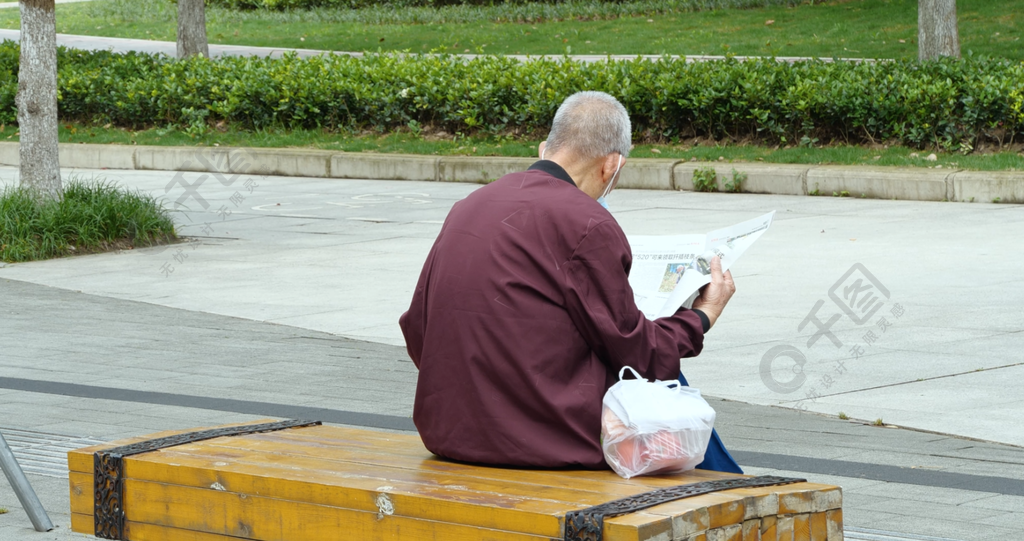 4k老人看報紙戶外公園老人背影看報紙懷舊