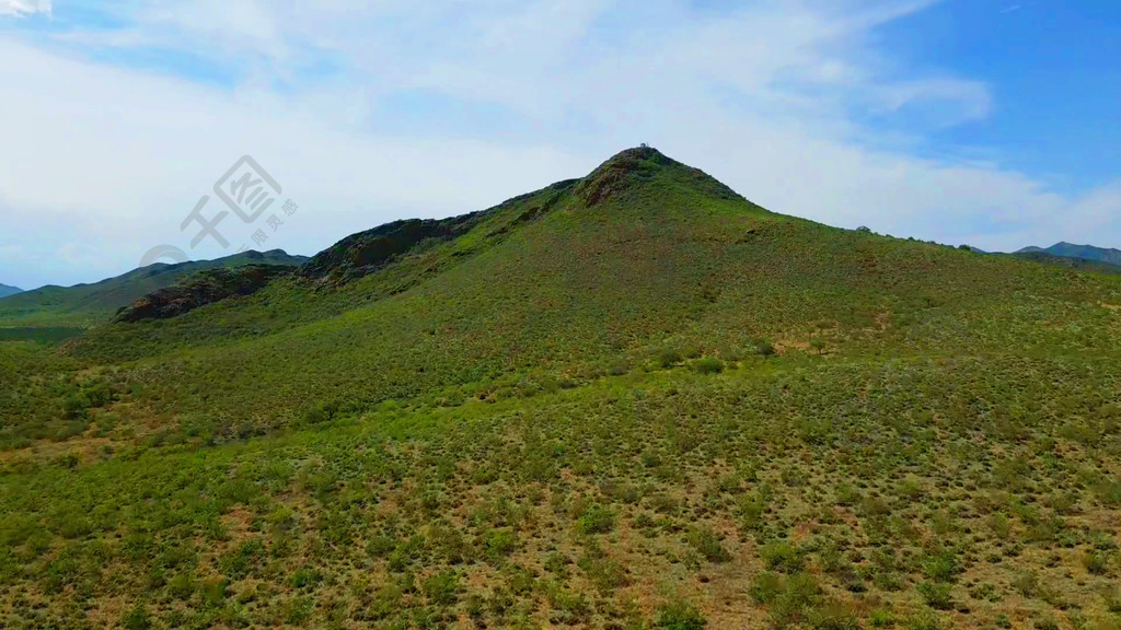 航拍蓝天草地大山