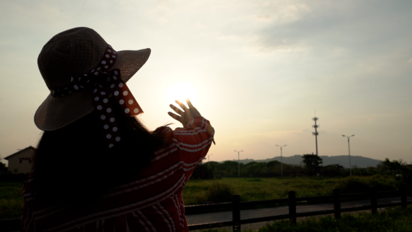 2012實拍唯美逆光鄉村風夕陽鄉間人物女孩背影201234下一頁共4頁 到