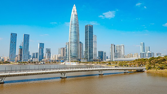 深圳前海地標建築春筍攝影圖藍天白雲綠樹碧草地高聳深圳灣華潤總部