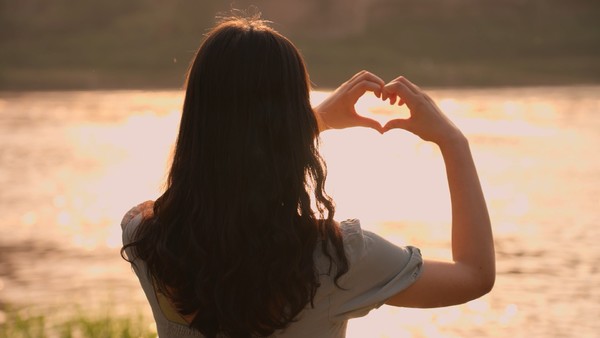 女生背影比心唯美图片