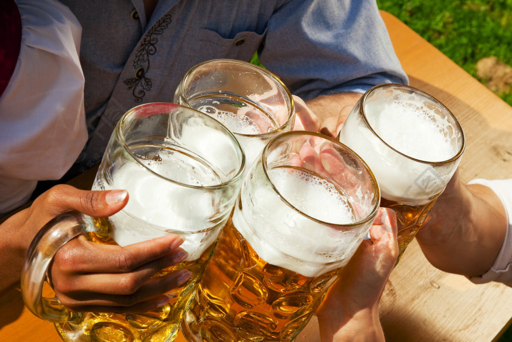四人一组 身着传统巴伐利亚服饰 皮短裤和紧身裙（仅能看到身体的一部分） 在啤酒花园或慕尼黑啤酒节等节日