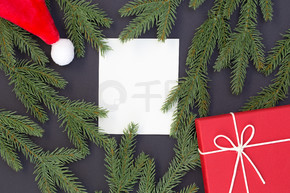 圣诞节和新年快乐作文 礼品盒 松果 黑色背景上的冷杉枝条和文本复制空间白皮书的顶部视图