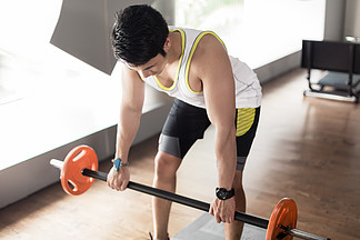 在健身房的上身锻炼程序中 适合的亚洲年轻人用杠铃划船锻炼背部<i>肌</i><i>肉</i>