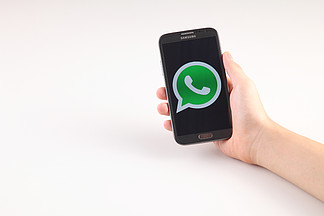 马来西亚吉隆坡-2015 年 5 月 14 日 白色背景上的全新黑色三星银河WhatsApp 是一款适用于智能手机的即时通讯应用程序 在<i>订</i><i>阅</i>业务模式下运行