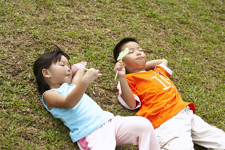 00男孩和女孩躺在草地上 吃着棒棒糖001吃棒棒糖的可爱小女孩002儿童