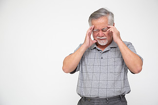 白色背景中头痛的亚洲老人 健康问题和感觉不舒服的概念