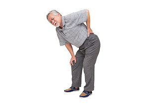 亚洲成熟男人在白色背景中感到背痛 <i>悲</i><i>伤</i>的老人患有腰痛 背痛概念