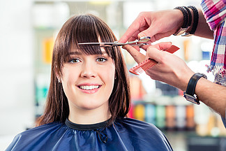 英俊的花店在店里用钳子剪玫瑰033时髦理发店的理发师剪客户的头发
