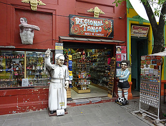 布宜诺斯艾利斯阿根廷博卡区马拉多纳足球运动员和教皇弗朗西斯雕<i>塑</i>雕像
