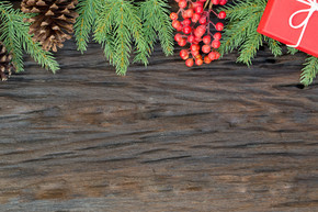 圣诞节和新年快乐作文 礼品盒 松果 木制背景上的冷杉枝条和文本复制空间的顶部视图