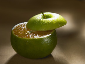 橙子切成两半 上面放一片苹果