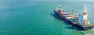 海上货船的鸟瞰图被运往港口的集装箱国际海运进出口和航运业务物流和运输 带复制空间的全景横幅