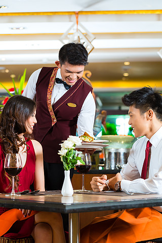 亚洲中国夫妇 — 男人和女人 — 或情侣在高档餐厅约会或浪漫晚餐 而