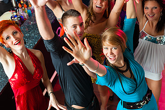 年轻人在俱乐部或迪<i>斯</i>科<i>舞</i>厅跳<i>舞</i> 女孩和男孩玩得很开心