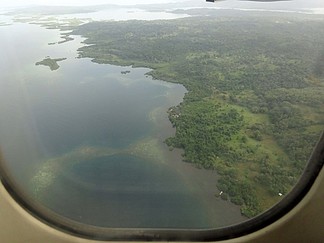 博卡斯德尔托罗 - 巴拿马科隆岛从博卡德托罗斯群岛的飞机上鸟瞰