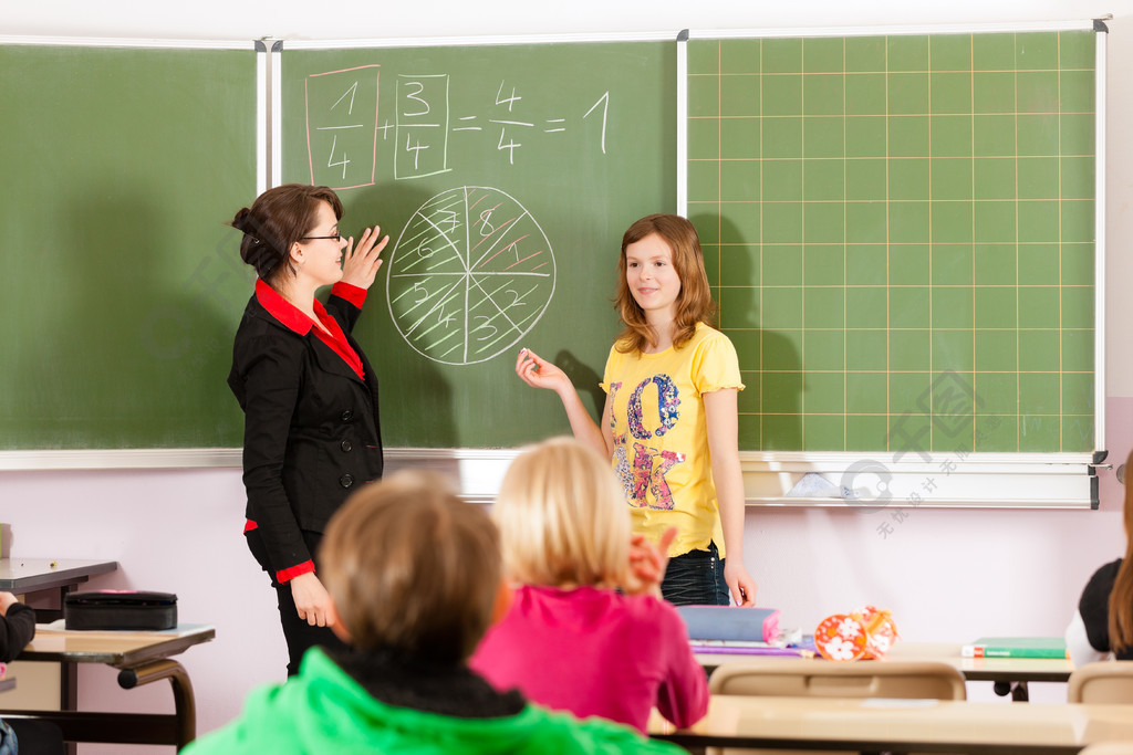 教育 以小学或小学教学形式带学生的年轻女教师