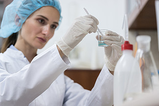 <i>敬</i><i>业</i>的女化学家在现代化妆品工厂的实验室工作期间创造了一种创新和高效的物质