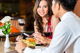 亚洲中国夫妇 — 男人和女人 — 或<i>情</i>侣在高档餐厅调<i>情</i> 约会或浪漫晚餐
