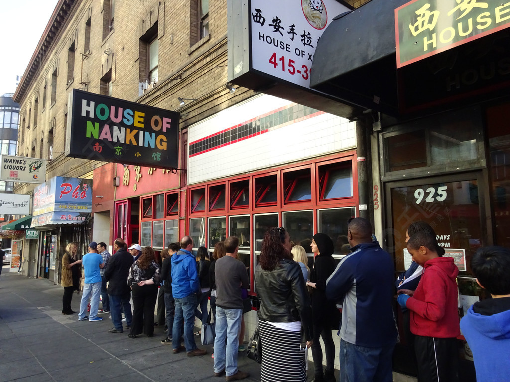 在美国加利福尼亚旧金山南京中餐厅排队等候的人