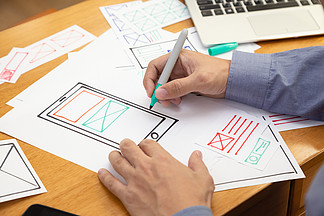 <i>UX</i> 图形设计师创意草图和网络手机规划原型线框应用程序开发和用户体验概念
