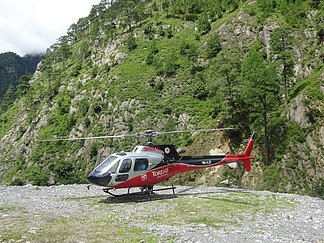 直升机直升机 沿着巴桑拉姆高速公路 一条有土地的小土路街道在中华人民共和国吉隆西藏自治区附近的拉苏瓦嘎迪过境后 沿着山地和山谷滑过拉塘国家公园 <i>到</i>达尼泊尔