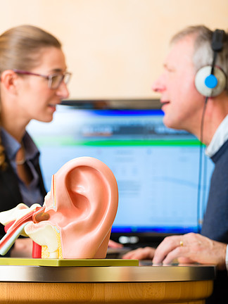 有听力问题的老年人或养老金领取者进行听力测试 可能需要助听器 <i>前</i><i>景</i>是人耳模型