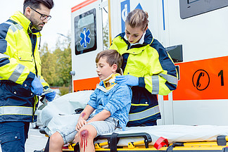 紧急医疗人员照顾鞭打受伤的男孩