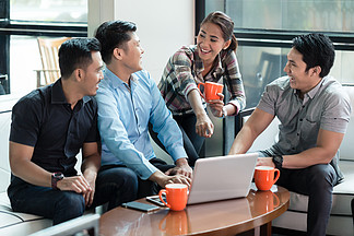 在一家成功的跨国公司工作期间 两名<i>开</i><i>朗</i>的中国年轻人使用笔记本电脑与同事分享商业理念