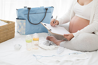 产<i>前</i>孕妇计划日历和婴儿检查表装置 为怀孕概念准备用具