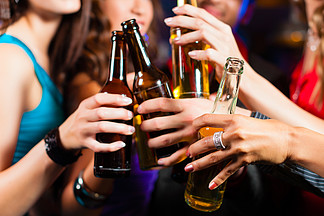 一群派对人士 — 男人和女人 — 在酒吧或酒吧喝啤酒