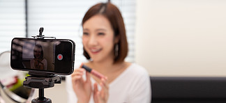 亚洲女性美容视频博主或博主通过手机直播化妆教程剪辑 并在社交媒体渠道或网站上分享 影响者生活方式和自拍照片