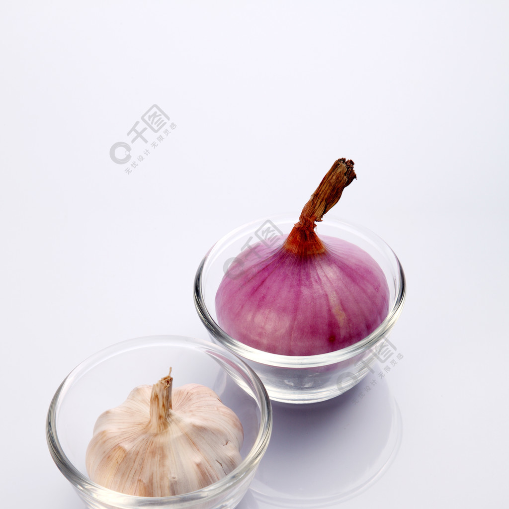 大蒜和洋葱放在一个小玻璃碗里