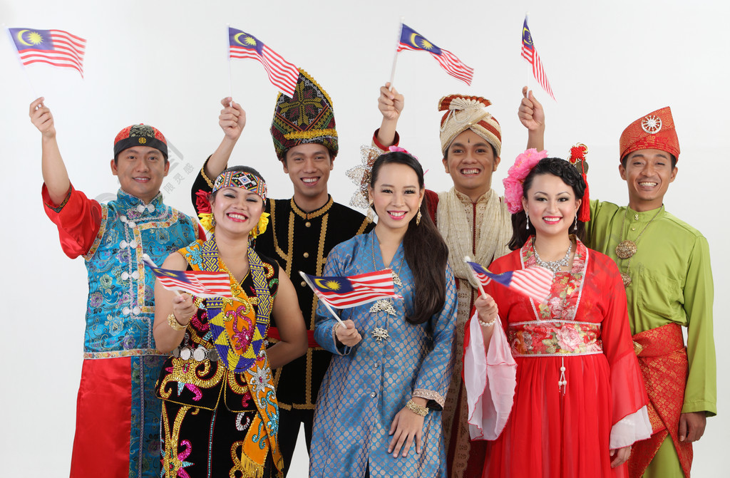 身着显示马来西亚国旗的传统服装的马来西亚人