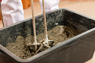 建筑工人用手动搅拌机搅拌混凝土或水泥浆