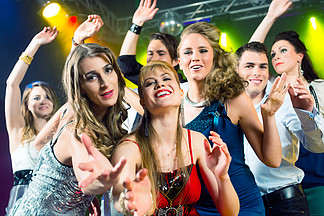 年轻人在俱乐部或迪<i>斯</i>科<i>舞</i>厅跳<i>舞</i>并开派对