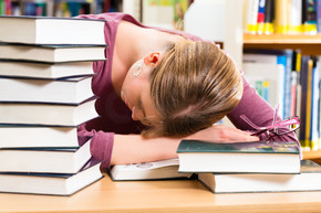 学生 — 图书馆里学习书籍的年轻女性 她睡着了 累了 工作过度