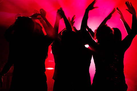 跳舞的人在迪斯科俱乐部庆祝的剪影 光线透过人的剪影大街上的人群