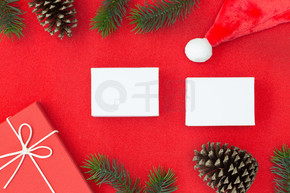 圣诞节和新年快乐作文 礼盒 松果 红色背景上的冷杉枝条和文本复制空间白皮书的顶部视图