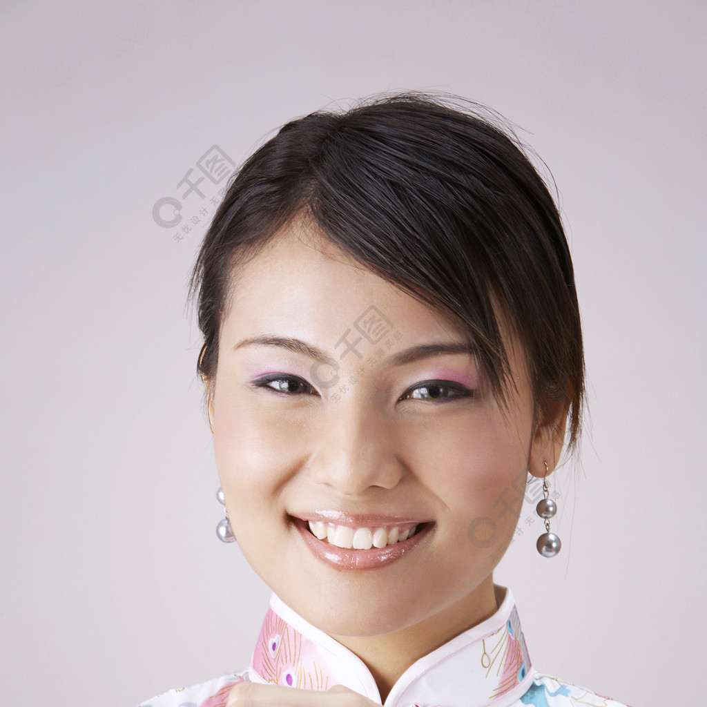 来自中国年轻女性传统服饰的问候