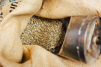 袋未加工的咖啡豆准备好被烘<i>烤</i>