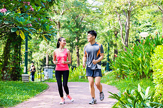 亚裔中国男人和女人在城市公园<i>慢</i><i>跑</i>