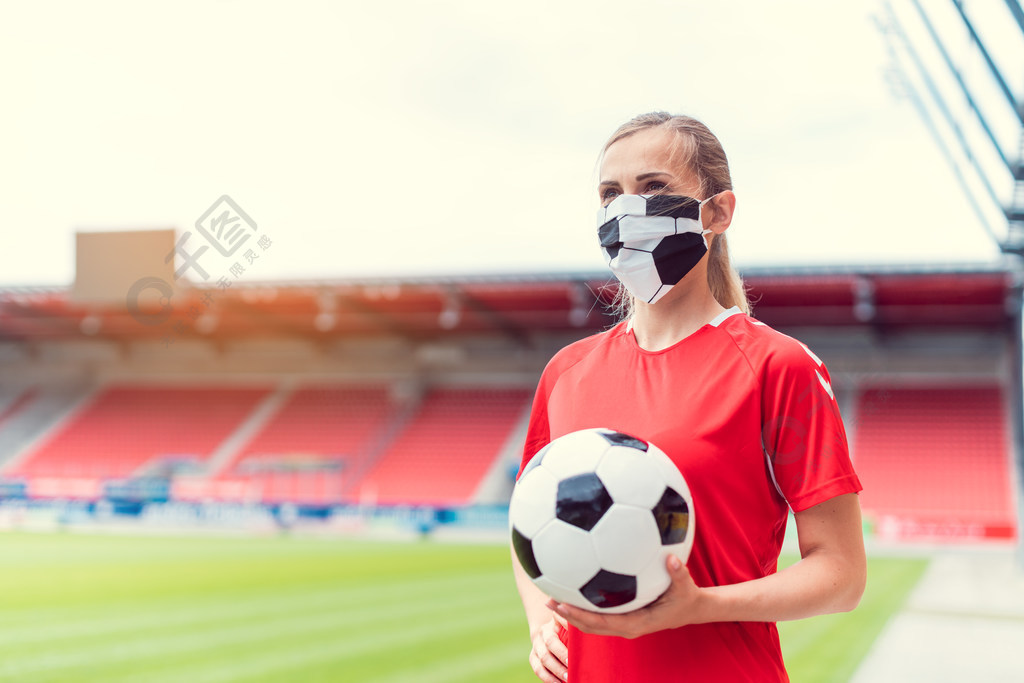 女足球運動員在空蕩蕩的體育場裡戴著口罩等待賽季開始