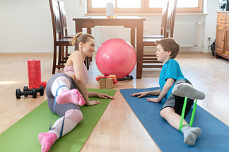 在<i>Covid</i>-19锁定期间在家做运动锻炼的家庭用阻力带训练腿部