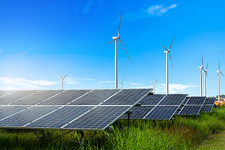 光伏模块太阳能发电厂与风力涡轮机和蓝天与云 替代能源概念